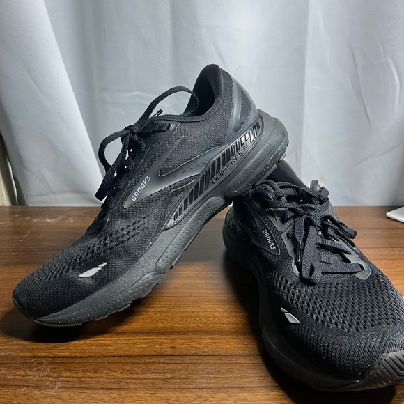 Women’s Brooks Sneakers - Black Size 9.5 - Picture 2 of 5